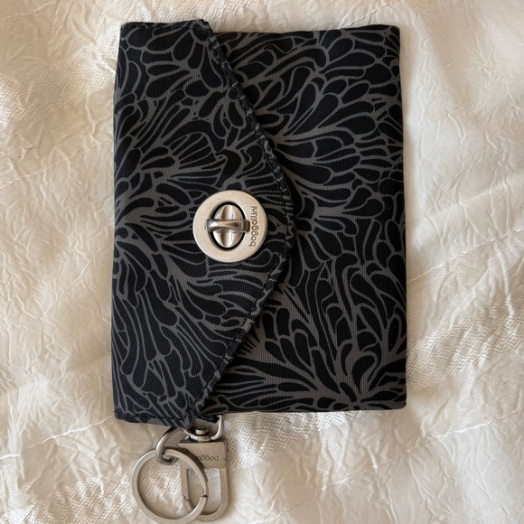 4 -piece set handbag, card wallet, wristlet and small clip on accessories pouch. - Picture 4 of 10